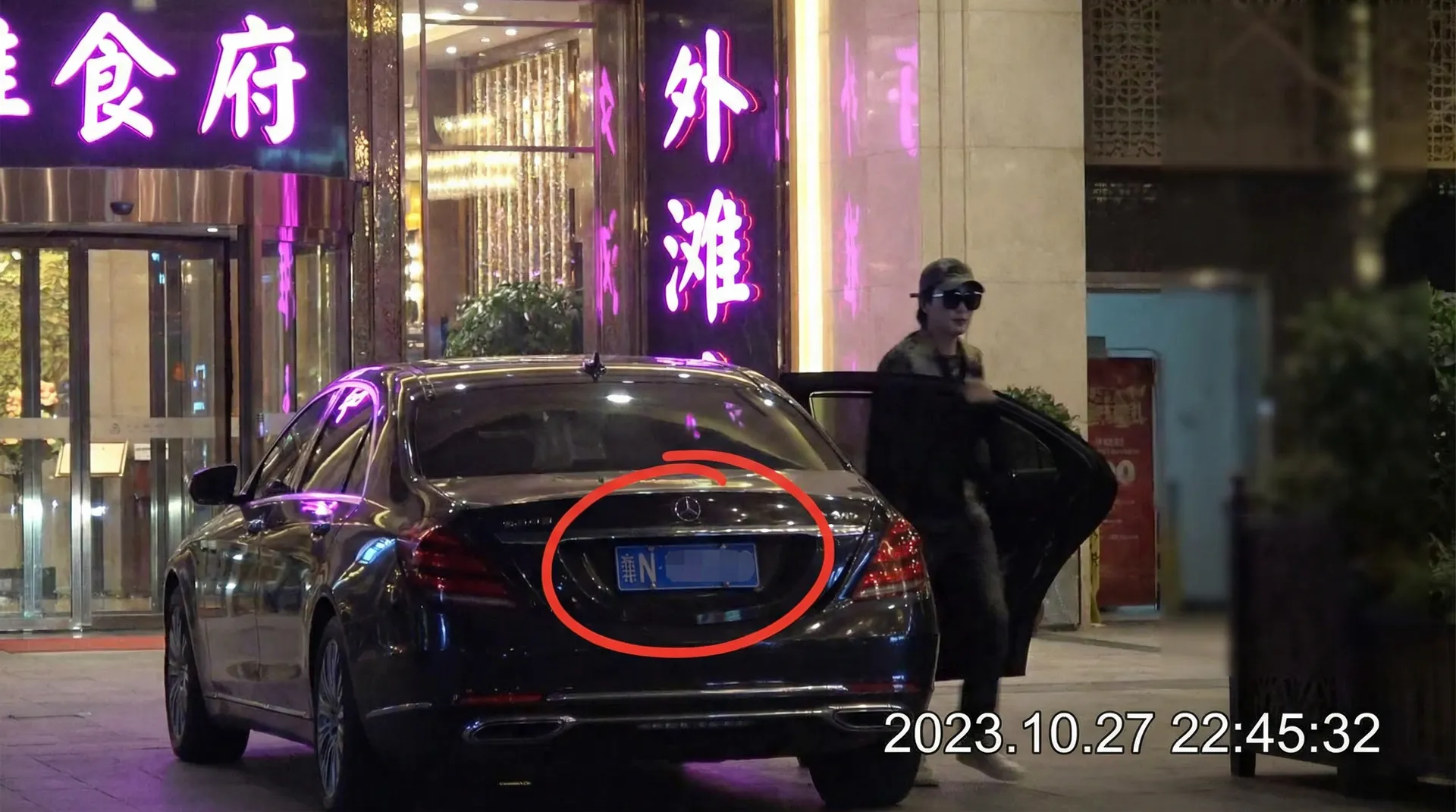 黑皮椰 - 豪车餐厅外偷拍